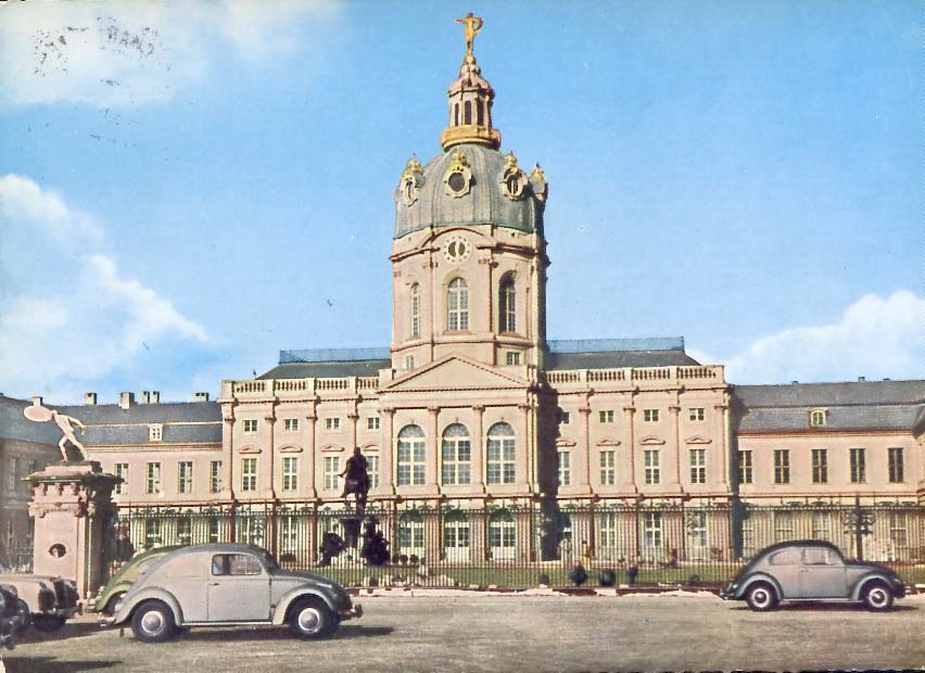 drei Käfer vor dem Schloss Charlottenburg in Berlin.